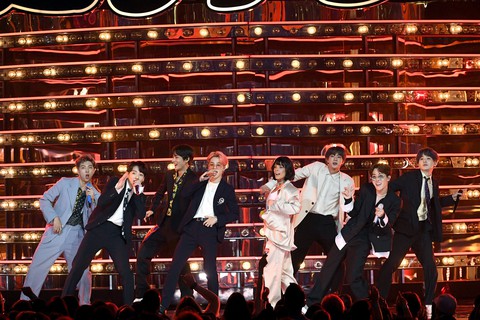 Boy With Luv của BTS phá kỷ lục với 250 triệu lượt xem trong 21 ngày - Ảnh 3. Boy With Luv của BTS phá kỷ lục với 250 triệu lượt xem trong 21 ngày - Ảnh 3.