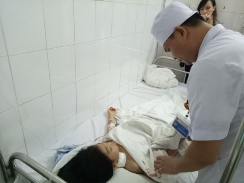 Cô giáo kể lại phút kinh hoàng khi nam thanh niên xông vào trường đâm học trò - Ảnh 3. Cô giáo kể lại phút kinh hoàng khi nam thanh niên xông vào trường đâm học trò - Ảnh 3.