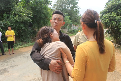 Đẫm nước mắt đám tang học trò nghèo bị đâm chết tại trường - Ảnh 3. Đẫm nước mắt đám tang học trò nghèo bị đâm chết tại trường - Ảnh 3.