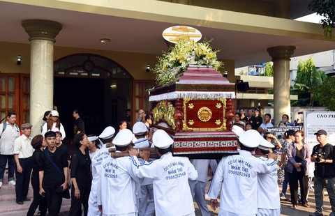 Tiễn đưa Lê Bình - Sau 49 ngày, tro cốt sẽ được về với biển - Ảnh 2. Tiễn đưa Lê Bình - Sau 49 ngày, tro cốt sẽ được về với biển - Ảnh 2.