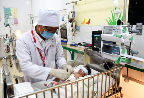 Phẫu thuật cứu bé trai sơ sinh bị dị tật hở thành bụng - Ảnh 1. Phẫu thuật cứu bé trai sơ sinh bị dị tật hở thành bụng - Ảnh 1.