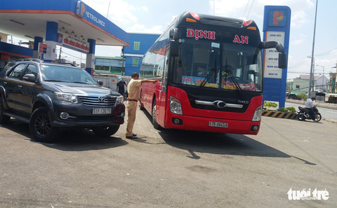 Xuống xe ở trạm xăng, khách bị ôtô đổ xăng tông vỡ gan - Ảnh 1. Xuống xe ở trạm xăng, khách bị ôtô đổ xăng tông vỡ gan - Ảnh 1.