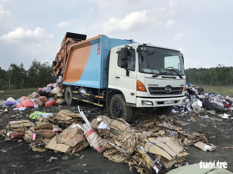 Bắt quả tang xe công ty xử lý rác đổ trộm chất thải - Ảnh 3. Bắt quả tang xe công ty xử lý rác đổ trộm chất thải - Ảnh 3.