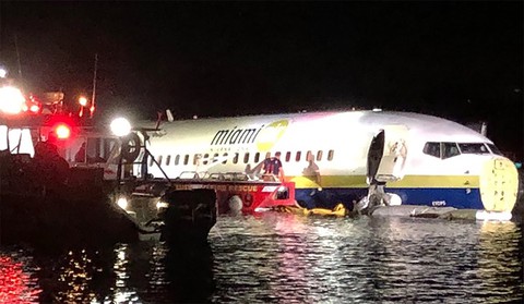 Máy bay Boeing 737 chở 143 người lao xuống sông tại Florida - Ảnh 2. Máy bay Boeing 737 chở 143 người lao xuống sông tại Florida - Ảnh 2.
