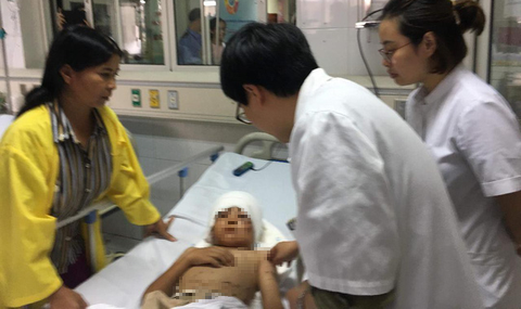 Sẽ tái tạo da đầu và 2 vành tai cho bé 12 tuổi bị chó tấn công - Ảnh 1. Sẽ tái tạo da đầu và 2 vành tai cho bé 12 tuổi bị chó tấn công - Ảnh 1.