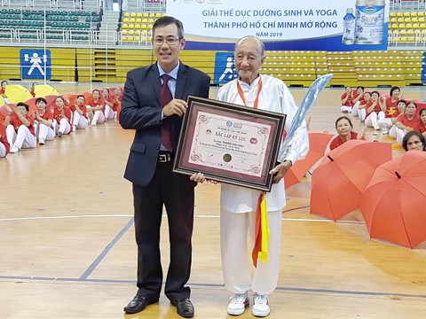 Cụ ông 96 tuổi vẫn múa đao, đi quyền - Ảnh 3. Cụ ông 96 tuổi vẫn múa đao, đi quyền - Ảnh 3.
