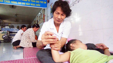 15.000 trẻ bại não đã sống cùng giáo án của ngoại Sáu - Ảnh 1. 15.000 trẻ bại não đã sống cùng giáo án của ngoại Sáu - Ảnh 1.