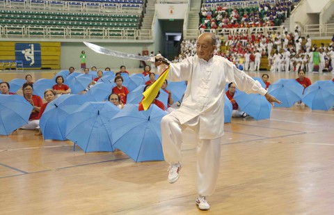 Cụ ông 96 tuổi vẫn múa đao, đi quyền - Ảnh 1. Cụ ông 96 tuổi vẫn múa đao, đi quyền - Ảnh 1.