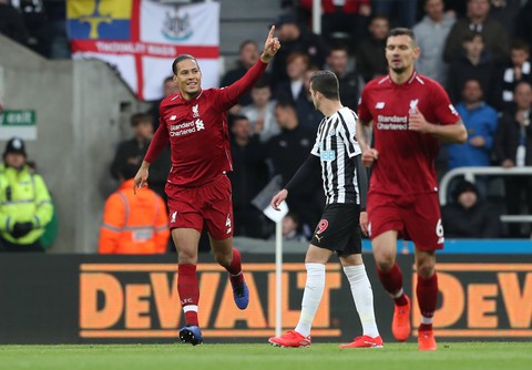 Thắng nghẹt thở Newcastle, Liverpool lại vượt lên trước M.C - Ảnh 1. Thắng nghẹt thở Newcastle, Liverpool lại vượt lên trước M.C - Ảnh 1.