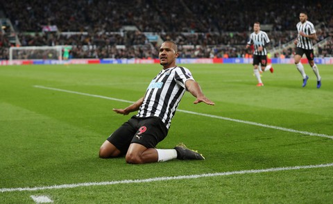 Thắng nghẹt thở Newcastle, Liverpool lại vượt lên trước M.C - Ảnh 3. Thắng nghẹt thở Newcastle, Liverpool lại vượt lên trước M.C - Ảnh 3.
