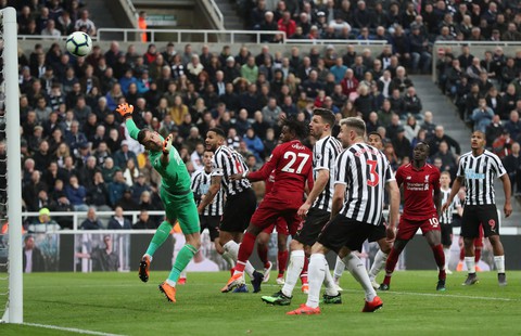 Thắng nghẹt thở Newcastle, Liverpool lại vượt lên trước M.C - Ảnh 4. Thắng nghẹt thở Newcastle, Liverpool lại vượt lên trước M.C - Ảnh 4.