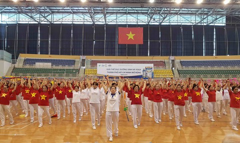 Cụ ông 96 tuổi vẫn múa đao, đi quyền - Ảnh 4. Cụ ông 96 tuổi vẫn múa đao, đi quyền - Ảnh 4.