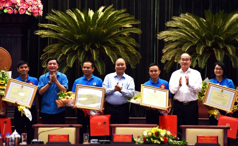 Thủ tướng Nguyễn Xuân Phúc: không thể đi theo con đường lao động giá rẻ - Ảnh 7. Thủ tướng Nguyễn Xuân Phúc: không thể đi theo con đường lao động giá rẻ - Ảnh 7.