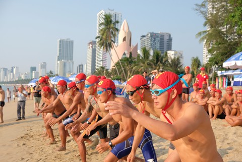 Cứu hộ viên xuất sắc của các bãi biển lớn tụ về Nha Trang tranh tài - Ảnh 3. Cứu hộ viên xuất sắc của các bãi biển lớn tụ về Nha Trang tranh tài - Ảnh 3.
