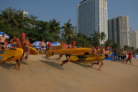 Cứu hộ viên xuất sắc của các bãi biển lớn tụ về Nha Trang tranh tài - Ảnh 4. Cứu hộ viên xuất sắc của các bãi biển lớn tụ về Nha Trang tranh tài - Ảnh 4.