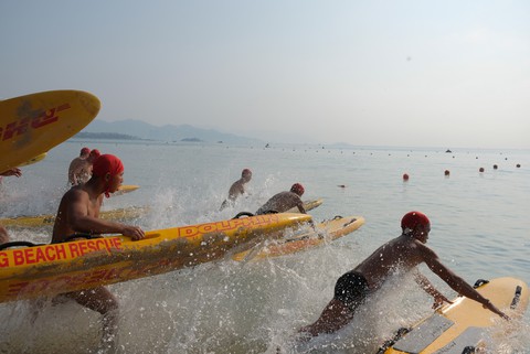 Cứu hộ viên xuất sắc của các bãi biển lớn tụ về Nha Trang tranh tài - Ảnh 5. Cứu hộ viên xuất sắc của các bãi biển lớn tụ về Nha Trang tranh tài - Ảnh 5.