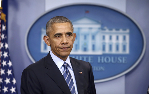 Ông Obama chê bà Hillary vì để thua ông Trump - Ảnh 1. Ông Obama chê bà Hillary vì để thua ông Trump - Ảnh 1.