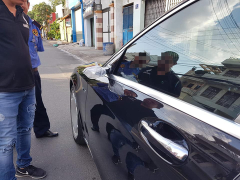 Xe Maybach chục tỉ đậu ngoài đường bị bẻ kính chiếu hậu - Ảnh 2. Xe Maybach chục tỉ đậu ngoài đường bị bẻ kính chiếu hậu - Ảnh 2.