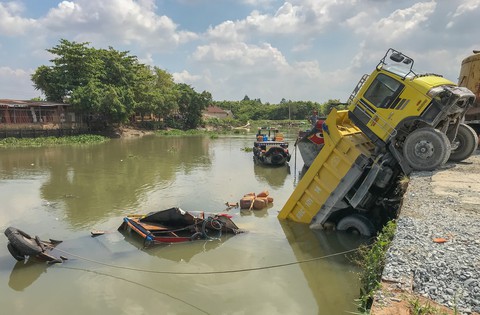 Xe ben rơi xuống sông đè chìm ghe bán tạp hóa - Ảnh 1. Xe ben rơi xuống sông đè chìm ghe bán tạp hóa - Ảnh 1.