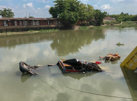 Xe ben rơi xuống sông đè chìm ghe bán tạp hóa - Ảnh 3. Xe ben rơi xuống sông đè chìm ghe bán tạp hóa - Ảnh 3.