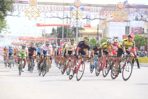 Mirsamad Pourseyed giành áo vàng cuộc đua xe đạp Về Điện Biên Phủ 2019 - Ảnh 3. Mirsamad Pourseyed giành áo vàng cuộc đua xe đạp Về Điện Biên Phủ 2019 - Ảnh 3.