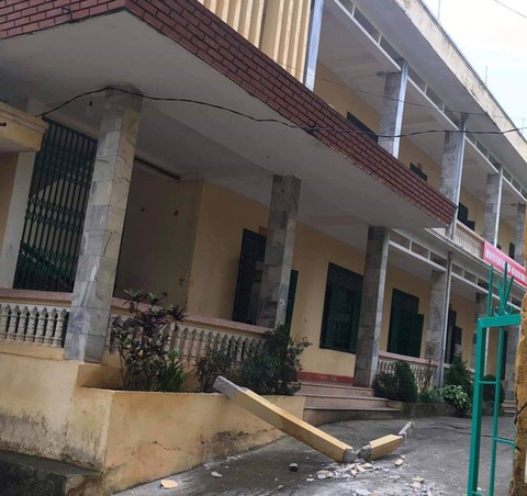 Thanh bêtông rơi xuống sân trường, 2 học sinh bị thương nặng - Ảnh 1. Thanh bêtông rơi xuống sân trường, 2 học sinh bị thương nặng - Ảnh 1.