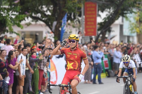 Mirsamad Pourseyed giành áo vàng cuộc đua xe đạp Về Điện Biên Phủ 2019 - Ảnh 2. Mirsamad Pourseyed giành áo vàng cuộc đua xe đạp Về Điện Biên Phủ 2019 - Ảnh 2.