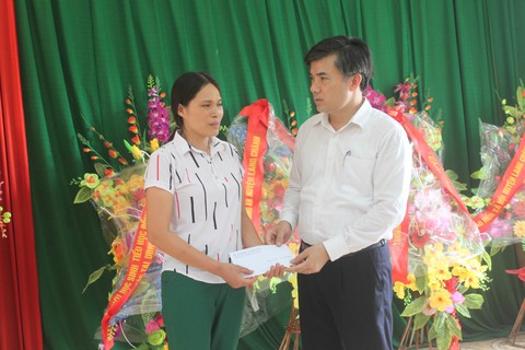 Vụ 6 cô, trò bị đâm trong trường: hiệu trưởng thừa nhận bảo vệ yếu kém - Ảnh 2. Vụ 6 cô, trò bị đâm trong trường: hiệu trưởng thừa nhận bảo vệ yếu kém - Ảnh 2.