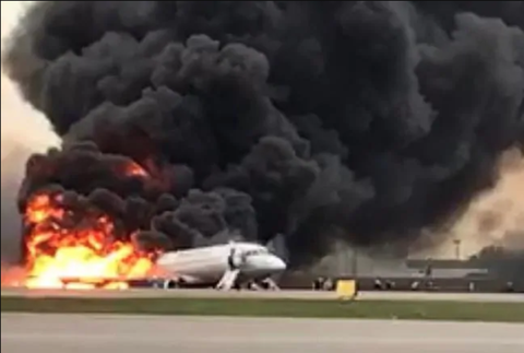 Tai nạn máy bay Sukhoi gây thương vong cao do hành khách cố lấy hành lý? - Ảnh 1. Tai nạn máy bay Sukhoi gây thương vong cao do hành khách cố lấy hành lý? - Ảnh 1.