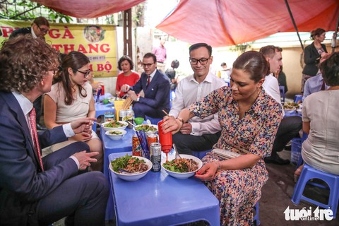 Công chúa kế vị Thụy Điển ăn bún bò vỉa hè, đội nón lá Việt Nam - Ảnh 3. Công chúa kế vị Thụy Điển ăn bún bò vỉa hè, đội nón lá Việt Nam - Ảnh 3.