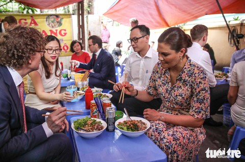 Công chúa kế vị Thụy Điển ăn bún bò vỉa hè, đội nón lá Việt Nam - Ảnh 4. Công chúa kế vị Thụy Điển ăn bún bò vỉa hè, đội nón lá Việt Nam - Ảnh 4.