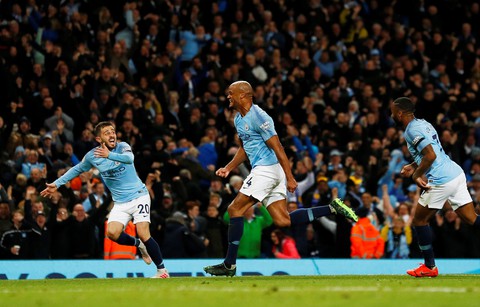 Kompany lập siêu phẩm, ‘Man xanh’ chờ đăng quang tại Brighton - Ảnh 2. Kompany lập siêu phẩm, ‘Man xanh’ chờ đăng quang tại Brighton - Ảnh 2.
