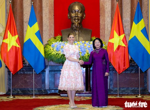 Công chúa kế vị Thụy Điển ăn bún bò vỉa hè, đội nón lá Việt Nam - Ảnh 8. Công chúa kế vị Thụy Điển ăn bún bò vỉa hè, đội nón lá Việt Nam - Ảnh 8.