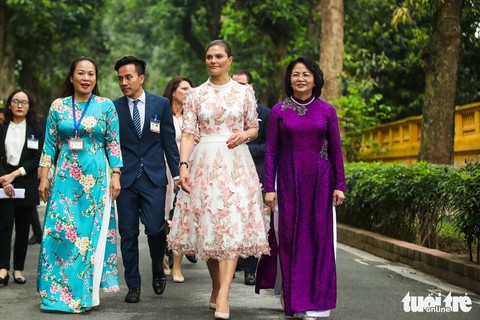 Công chúa kế vị Thụy Điển ăn bún bò vỉa hè, đội nón lá Việt Nam - Ảnh 9. Công chúa kế vị Thụy Điển ăn bún bò vỉa hè, đội nón lá Việt Nam - Ảnh 9.