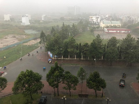 TP.HCM mưa diện rộng, nhiều tuyến đường ngập nước - Ảnh 3. TP.HCM mưa diện rộng, nhiều tuyến đường ngập nước - Ảnh 3.