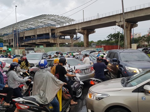 TP.HCM mưa diện rộng, nhiều tuyến đường ngập nước - Ảnh 6. TP.HCM mưa diện rộng, nhiều tuyến đường ngập nước - Ảnh 6.
