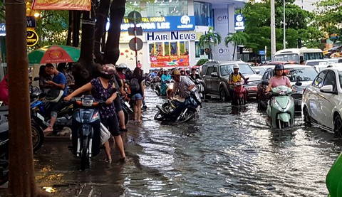 TP.HCM mưa diện rộng, nhiều tuyến đường ngập nước - Ảnh 8. TP.HCM mưa diện rộng, nhiều tuyến đường ngập nước - Ảnh 8.