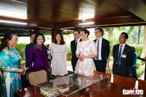 Công chúa kế vị Thụy Điển ăn bún bò vỉa hè, đội nón lá Việt Nam - Ảnh 10. Công chúa kế vị Thụy Điển ăn bún bò vỉa hè, đội nón lá Việt Nam - Ảnh 10.