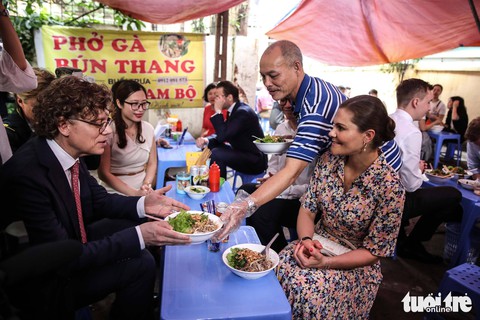 Công chúa kế vị Thụy Điển ăn bún bò vỉa hè, đội nón lá Việt Nam - Ảnh 5. Công chúa kế vị Thụy Điển ăn bún bò vỉa hè, đội nón lá Việt Nam - Ảnh 5.
