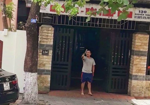 Thanh niên nghi ngáo đá cầm dao chém loạn xạ xe đang chạy - Ảnh 2. Thanh niên nghi ngáo đá cầm dao chém loạn xạ xe đang chạy - Ảnh 2.