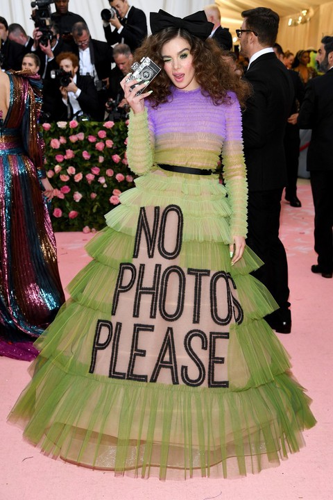 Những bộ cánh khiến người xem sốc nặng tại Met Gala 2019 - Ảnh 11. Những bộ cánh khiến người xem sốc nặng tại Met Gala 2019 - Ảnh 11.