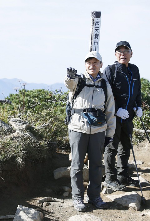 Tân Nhật hoàng Naruhito có thể phải từ bỏ đam mê trekking - Ảnh 1. Tân Nhật hoàng Naruhito có thể phải từ bỏ đam mê trekking - Ảnh 1.