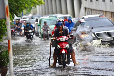TP.HCM mưa diện rộng, nhiều tuyến đường ngập nước - Ảnh 10. TP.HCM mưa diện rộng, nhiều tuyến đường ngập nước - Ảnh 10.