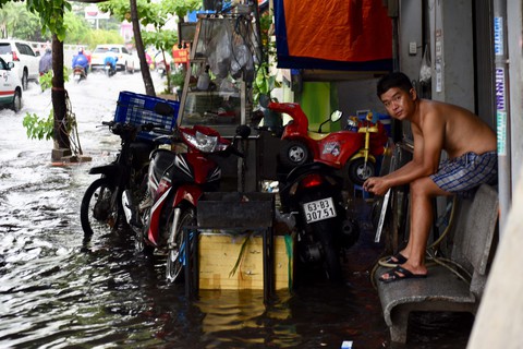 TP.HCM mưa diện rộng, nhiều tuyến đường ngập nước - Ảnh 11. TP.HCM mưa diện rộng, nhiều tuyến đường ngập nước - Ảnh 11.