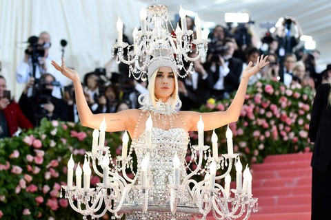 Những bộ cánh khiến người xem sốc nặng tại Met Gala 2019 - Ảnh 4. Những bộ cánh khiến người xem sốc nặng tại Met Gala 2019 - Ảnh 4.