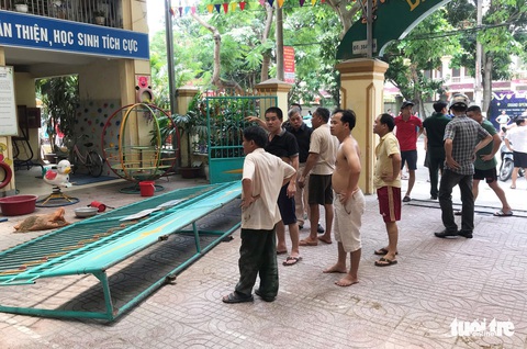 10 phút phá cổng trường sơ tán cả trăm trẻ thoát đám cháy - Ảnh 3. 10 phút phá cổng trường sơ tán cả trăm trẻ thoát đám cháy - Ảnh 3.