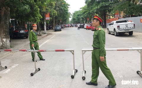 Cháy trường mầm non, sơ tán cả trăm trẻ giữa trưa - Ảnh 8. Cháy trường mầm non, sơ tán cả trăm trẻ giữa trưa - Ảnh 8.