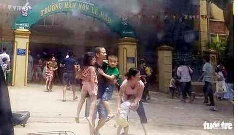 10 phút phá cổng trường sơ tán cả trăm trẻ thoát đám cháy - Ảnh 2. 10 phút phá cổng trường sơ tán cả trăm trẻ thoát đám cháy - Ảnh 2.
