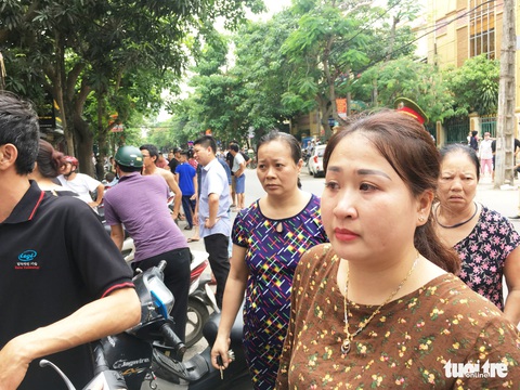Cháy trường mầm non, sơ tán cả trăm trẻ giữa trưa - Ảnh 5. Cháy trường mầm non, sơ tán cả trăm trẻ giữa trưa - Ảnh 5.