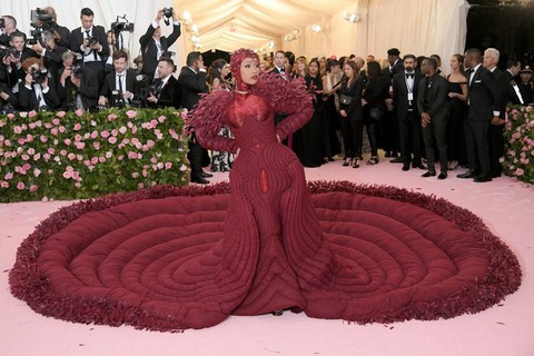 Những bộ cánh khiến người xem sốc nặng tại Met Gala 2019 - Ảnh 10. Những bộ cánh khiến người xem sốc nặng tại Met Gala 2019 - Ảnh 10.